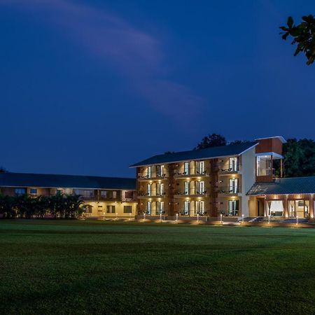 Paramount Riverfront Resort & Spa, Karjat Exteriör bild