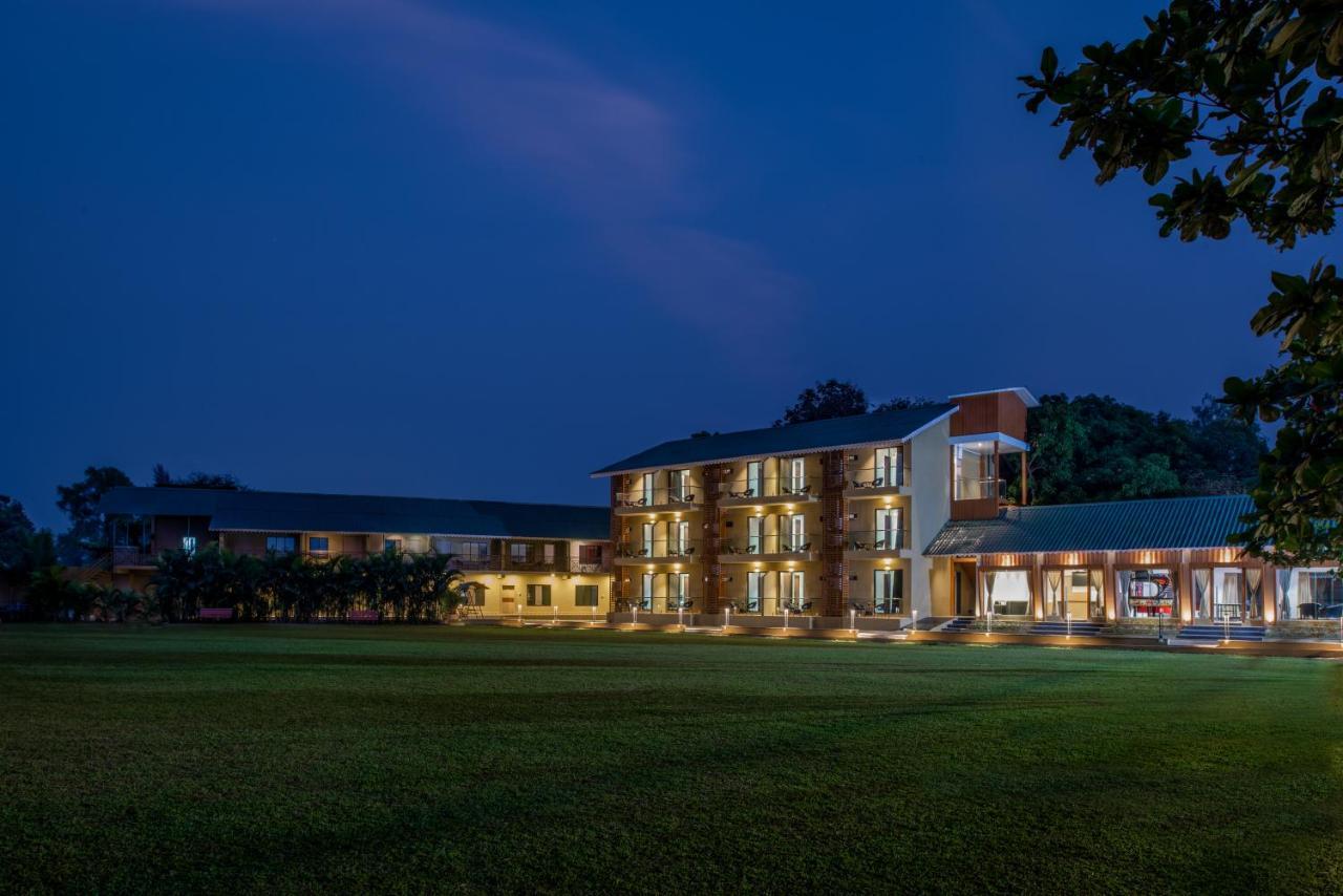 Paramount Riverfront Resort & Spa, Karjat Exteriör bild