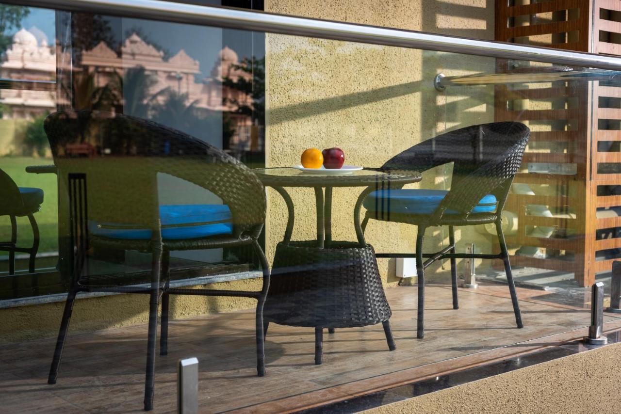 Paramount Riverfront Resort & Spa, Karjat Exteriör bild