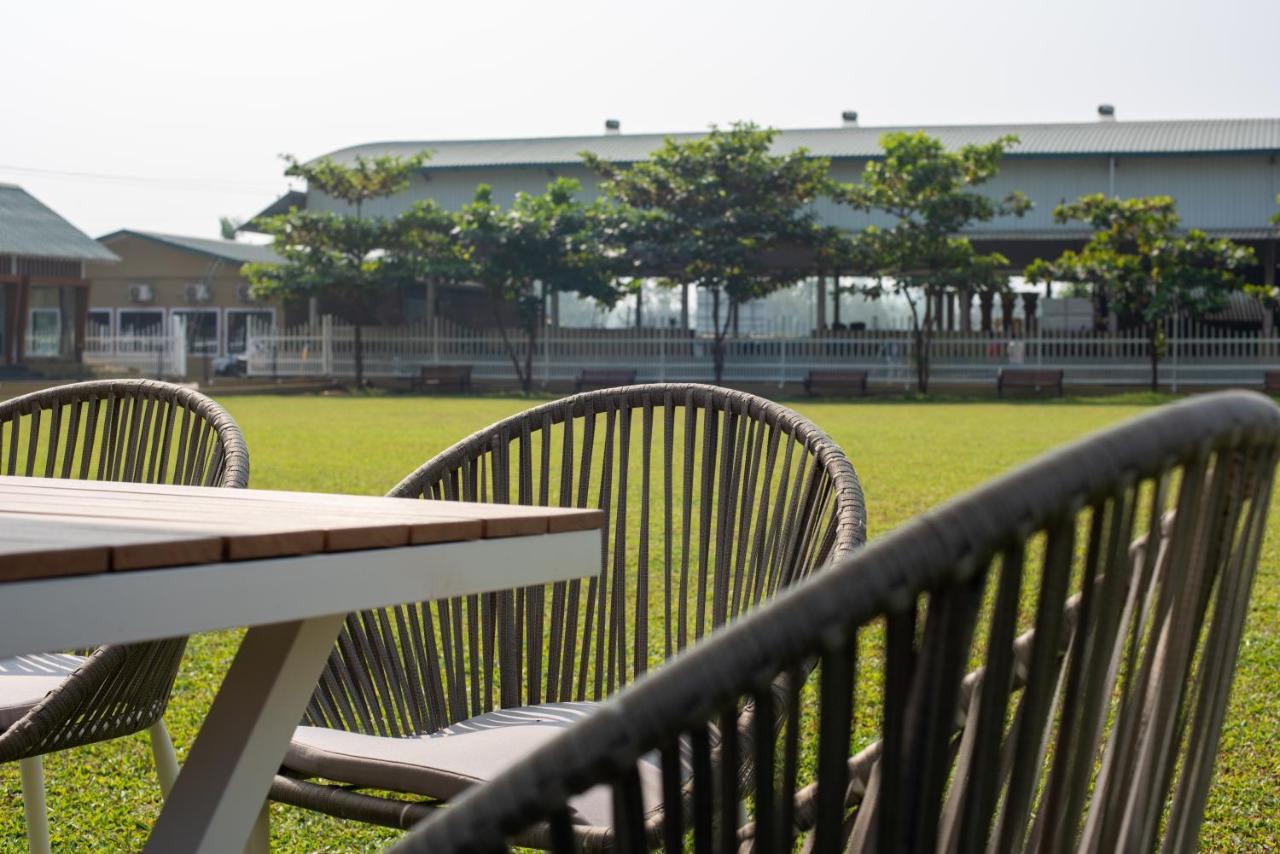 Paramount Riverfront Resort & Spa, Karjat Exteriör bild