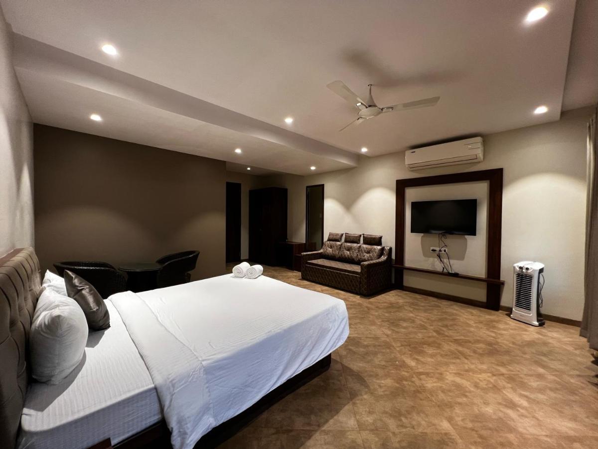 Paramount Riverfront Resort & Spa, Karjat Exteriör bild