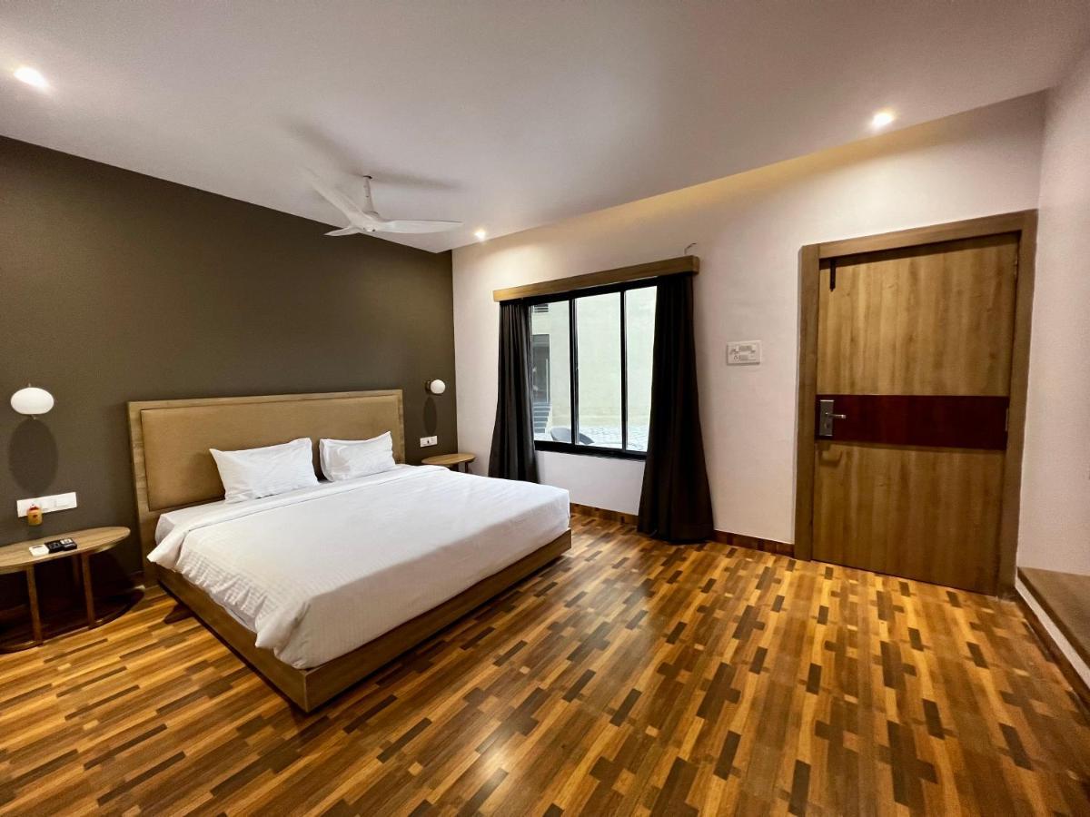 Paramount Riverfront Resort & Spa, Karjat Exteriör bild