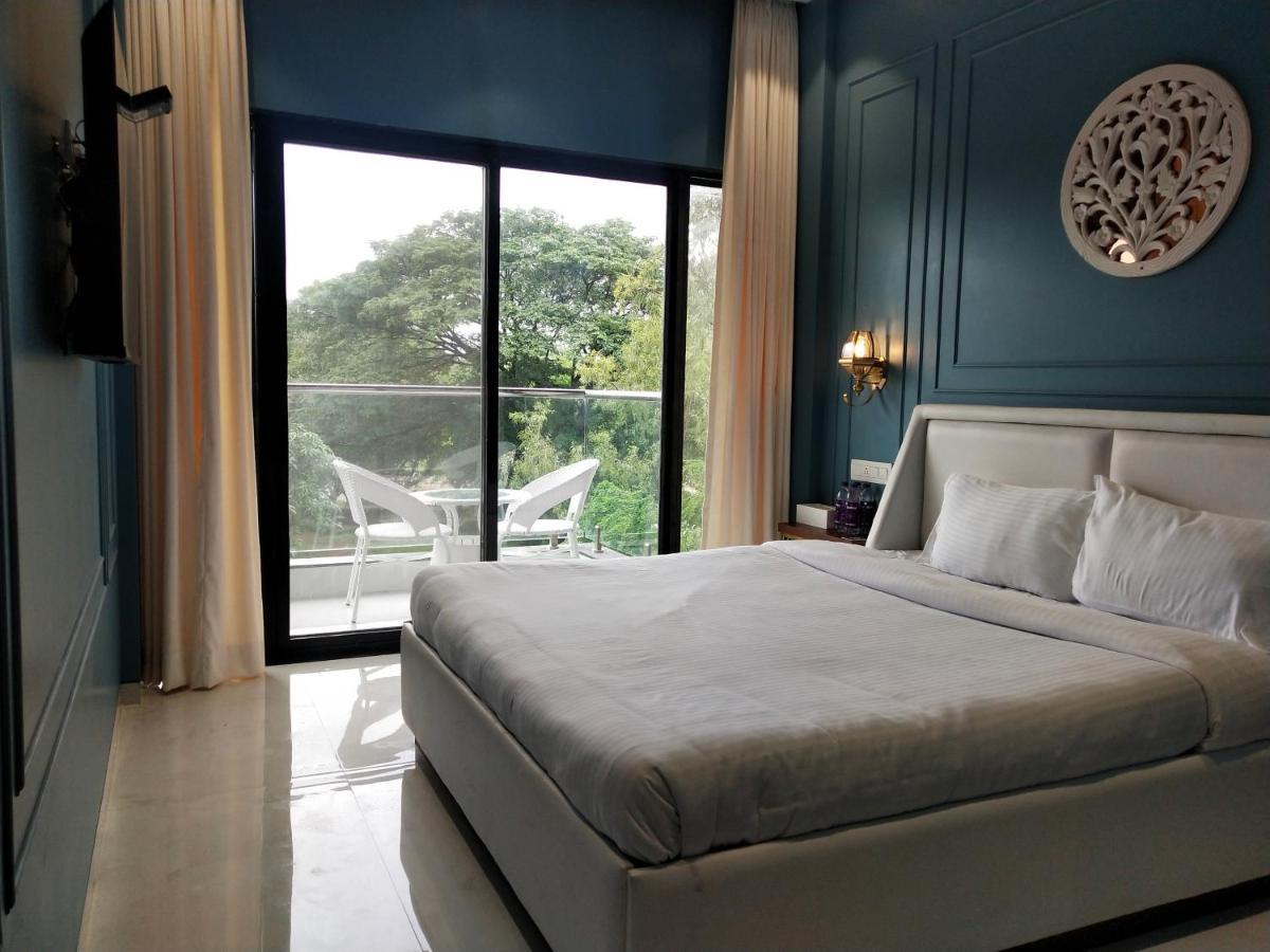 Paramount Riverfront Resort & Spa, Karjat Exteriör bild